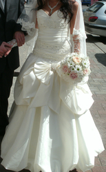 Свадебное платье нежно кремового цвета со стразами