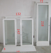 Окна с подоконниками и двери деревянные с двойными стеклопакетами. 