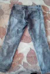 продам джинсы серо-черно-белые плямами